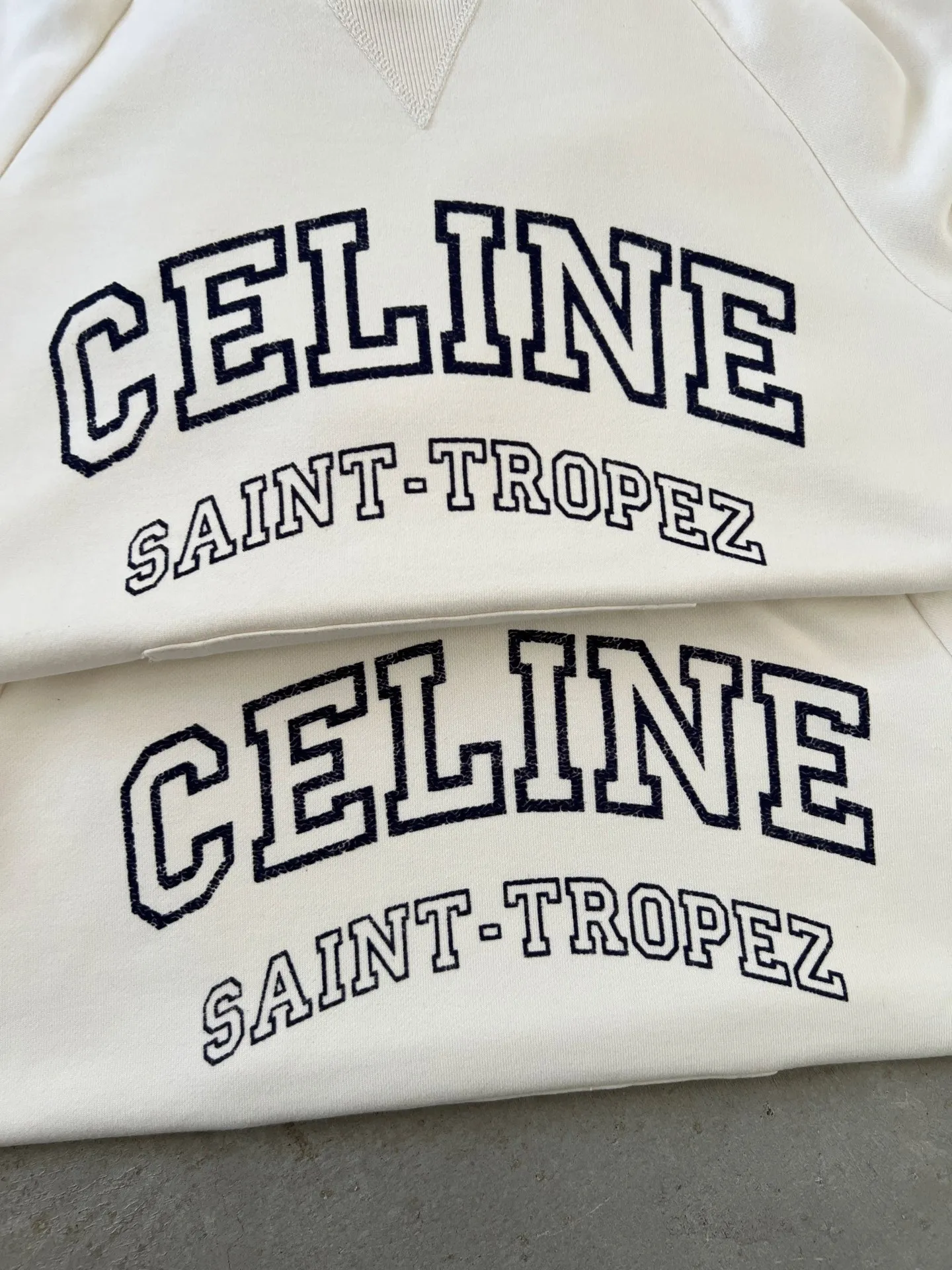 240💰 (women's style) Celine, a luxury brand from France, expresses the fashion industry's connection between culture and sports, represents a new lifestyle, and has won the favor of trendy high-end people with its excellent quality and outstanding style.  2025 new CELINE SAINT-TROPEZ resort-style sports and casual hooded sweatshirt, casual and loose tailoring, gender-neutral, very representative milky white color, inspired by Saint-Tropez, the famous seaside resort in southern France, promotes an exclusive cultural atmosphere, eye-catching and large CELINE word mother, below are the small letters SAINT-TROPEZ, which are all made of dark blue flocking technology. The letters are printed in a hollow shape and given an old and dilapidated effect. The retro atmosphere comes to the face, integrating nautical style and leisure vacation style, creating a hooded sweater that is both luxurious and trendy. 430g cotton terry, custom made in white, size SML 160cm or so, weight 80-100 jins S 165cm or so, weight 100-120 jins M 170cm or so, weight 120-140 jins L
